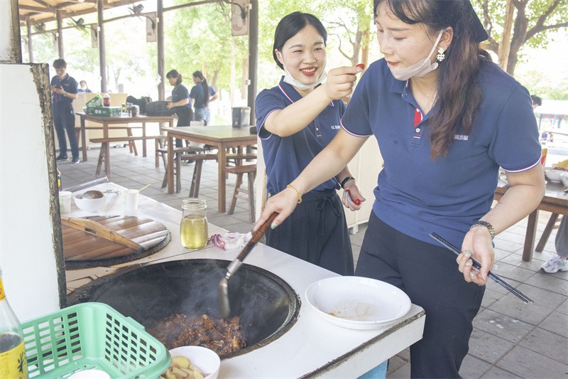 “六月蝶變 再創(chuàng)佳績(jī)”國林地板6月拓展PK會(huì)圓滿成功