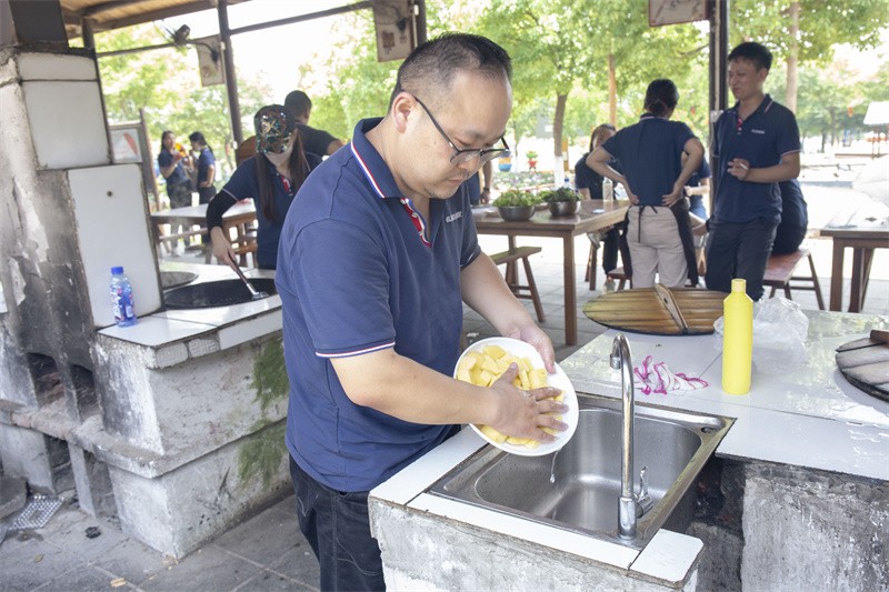 “六月蝶變 再創(chuàng)佳績(jī)”國林地板6月拓展PK會(huì)圓滿成功